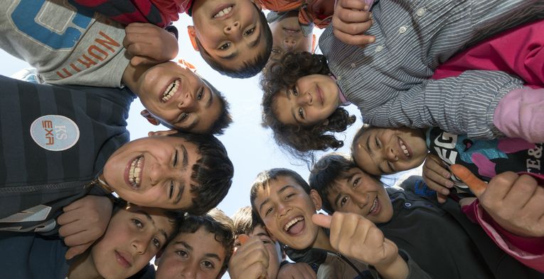 Syrische Fluechtlingskinder die im Gemeindezentrum Bazyan von ehrenamtlichen Kindergaertnerinnen betreut werden.